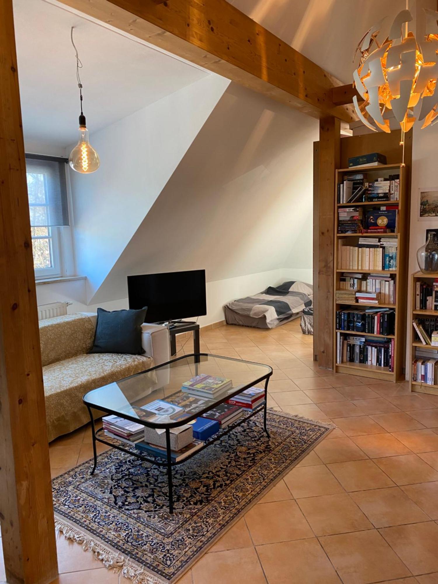 Helle Und Ruhige Dachgeschosswohnung Munique